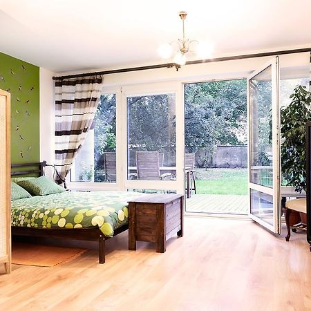 Lovely Garden Flat Near Royal Park Варшава Стая снимка
