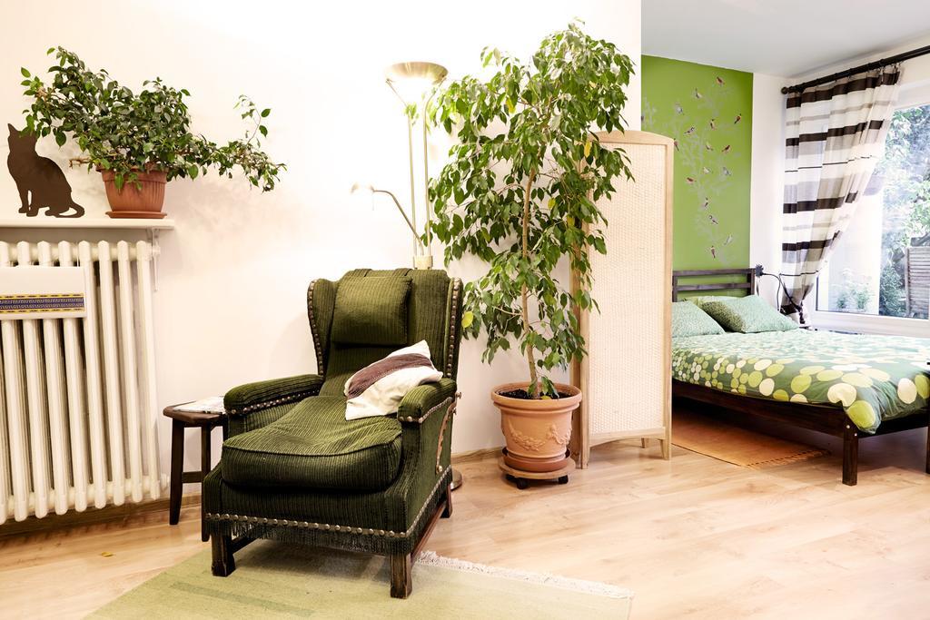 Lovely Garden Flat Near Royal Park Варшава Стая снимка