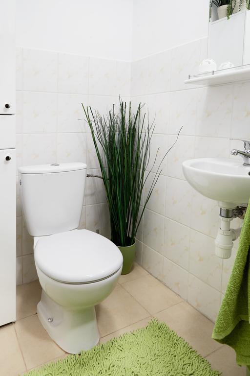 Lovely Garden Flat Near Royal Park Варшава Стая снимка