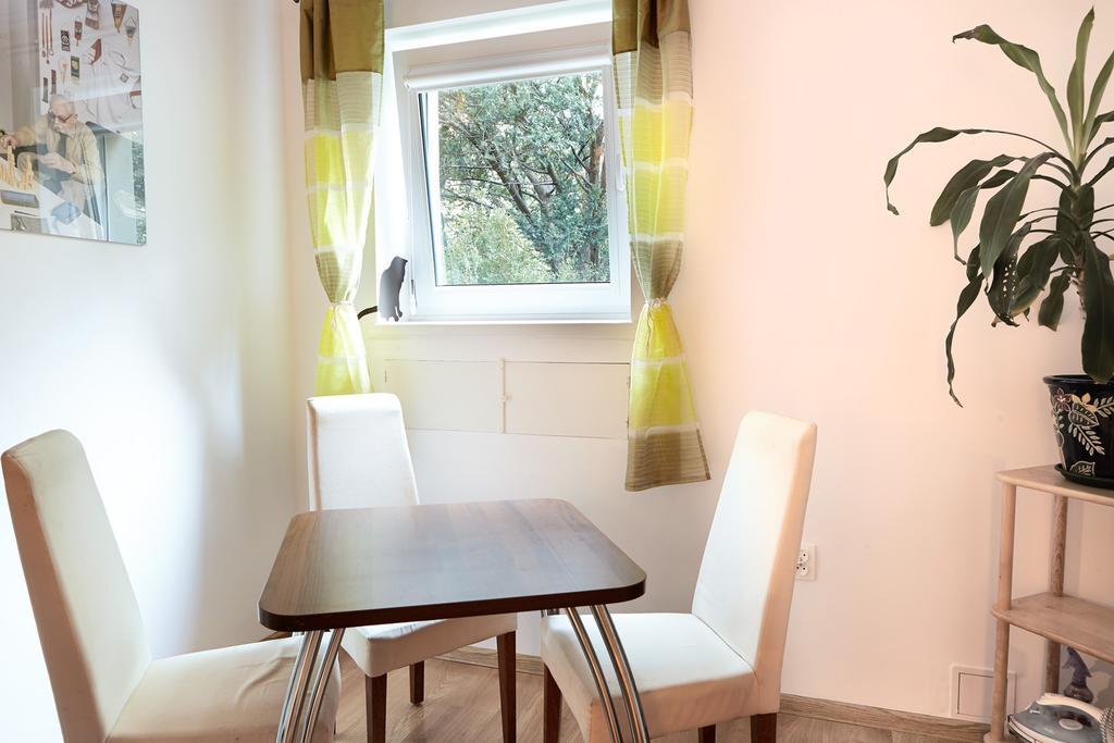 Lovely Garden Flat Near Royal Park Варшава Стая снимка