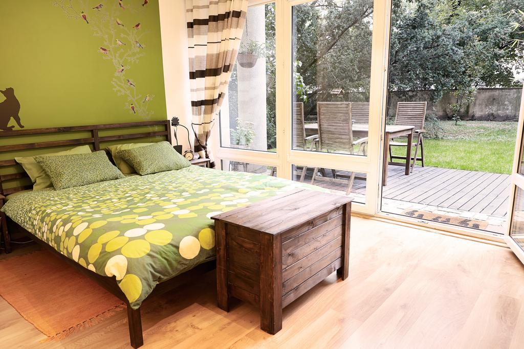 Lovely Garden Flat Near Royal Park Варшава Стая снимка
