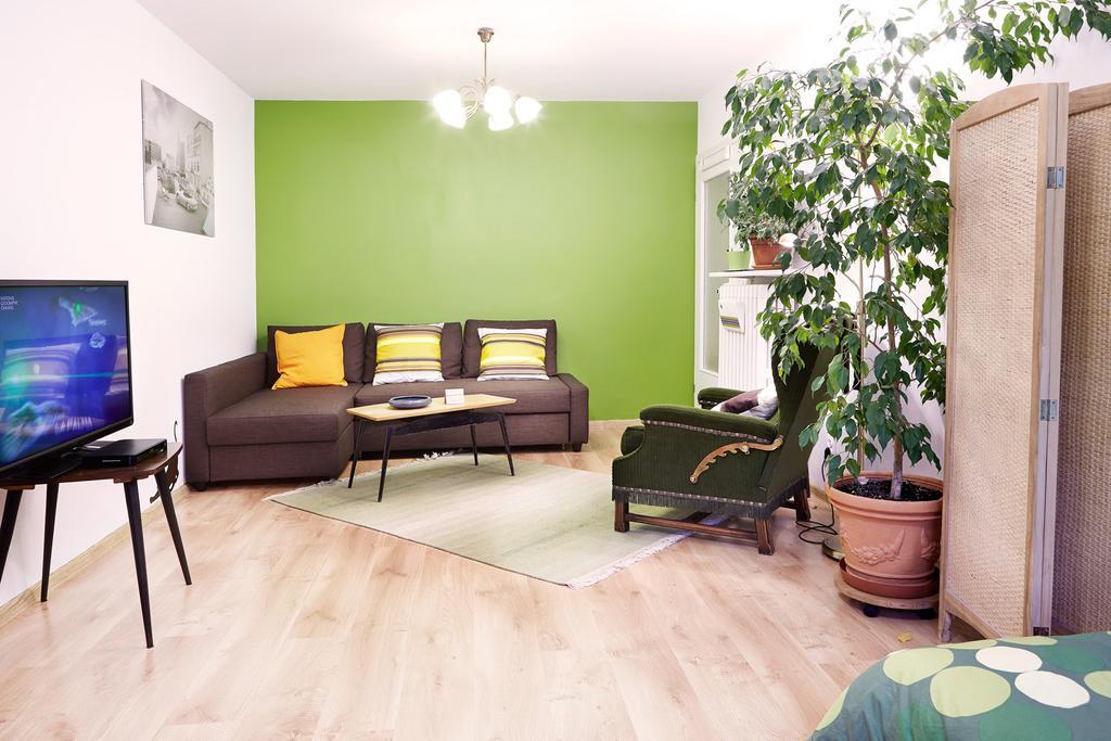 Lovely Garden Flat Near Royal Park Варшава Стая снимка