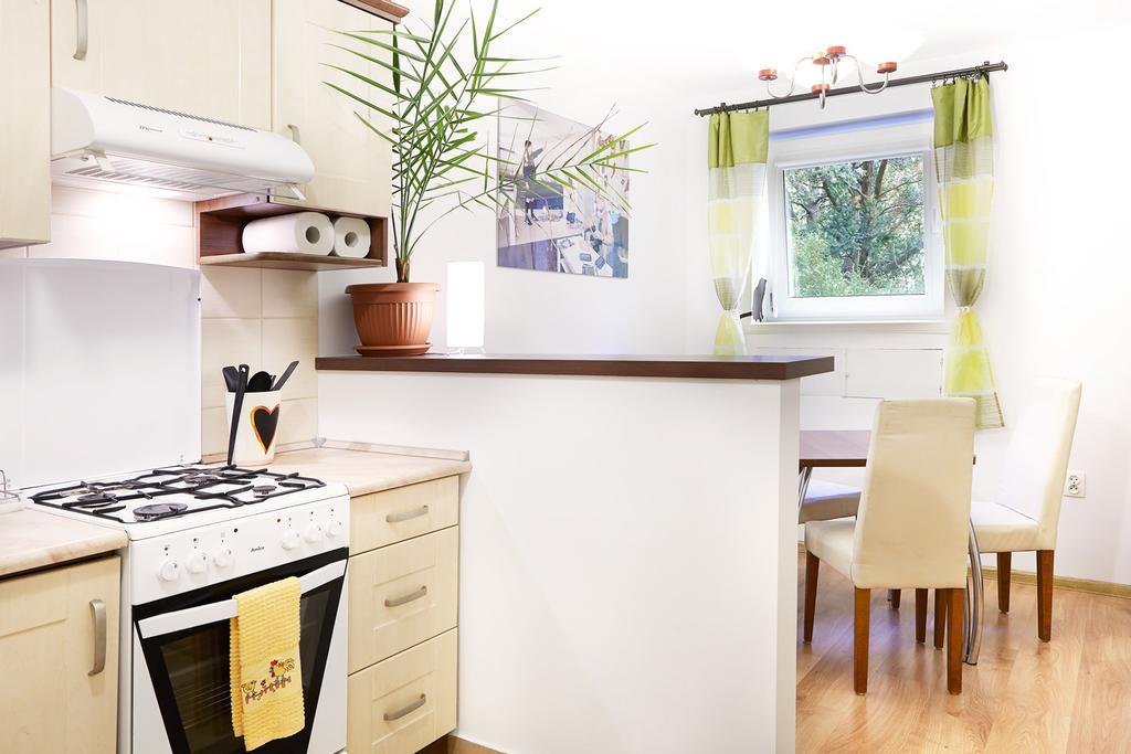 Lovely Garden Flat Near Royal Park Варшава Стая снимка