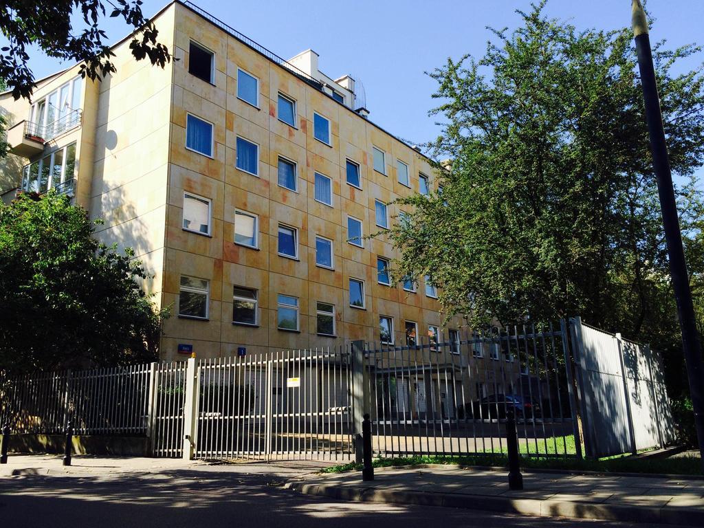 Lovely Garden Flat Near Royal Park Варшава Екстериор снимка